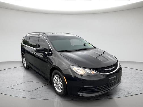 Brilliant Black Crystal Pearlcoat 2020 Chrysler Voyager LXI