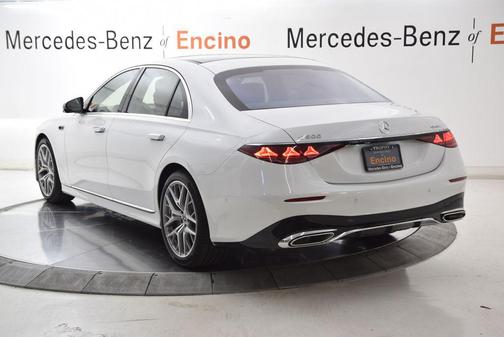 Moonlight White 2027 Mercedes-Benz S-Class S 580e 4MATIC