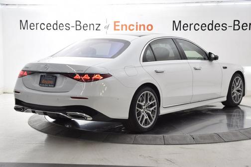Moonlight White 2027 Mercedes-Benz S-Class S 580e 4MATIC
