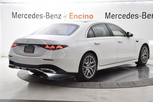 Moonlight White 2027 Mercedes-Benz S-Class S 580e 4MATIC