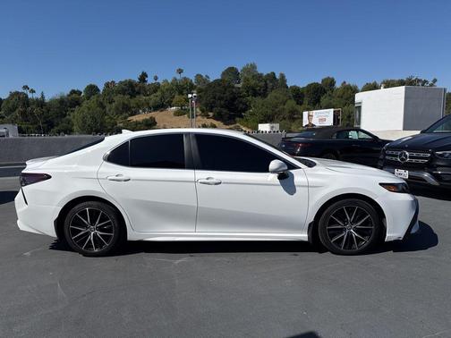 Ice Cap 2023 Toyota Camry SE