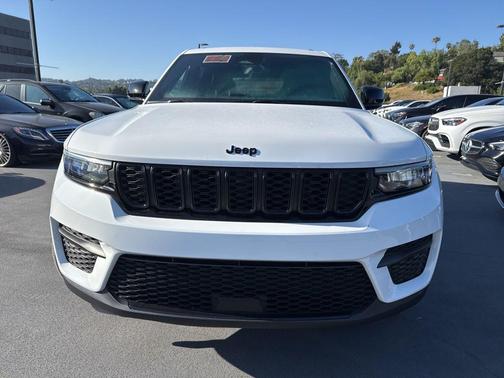Bright White Clearcoat 2024 Jeep Grand Cherokee Altitude