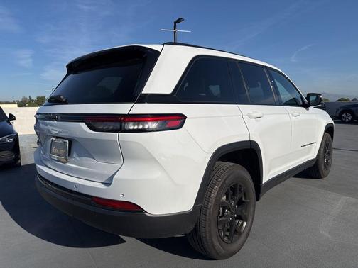 Bright White Clearcoat 2024 Jeep Grand Cherokee Altitude