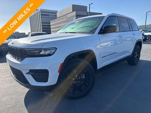Bright White Clearcoat 2024 Jeep Grand Cherokee Altitude