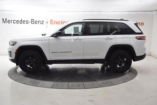 Bright White Clearcoat 2024 Jeep Grand Cherokee Altitude