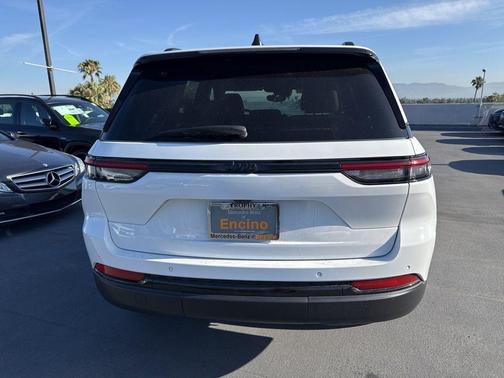 Bright White Clearcoat 2024 Jeep Grand Cherokee Altitude