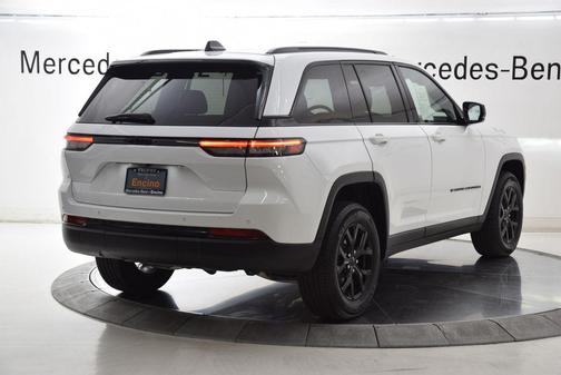 Bright White Clearcoat 2024 Jeep Grand Cherokee Altitude