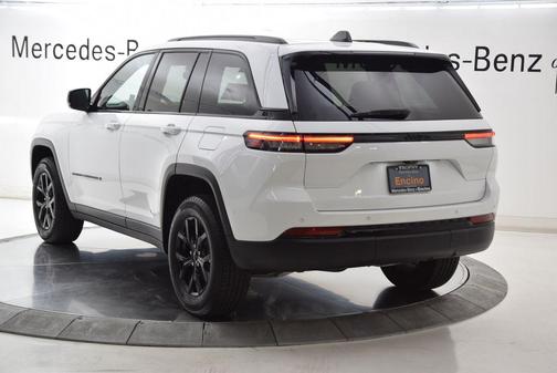 Bright White Clearcoat 2024 Jeep Grand Cherokee Altitude