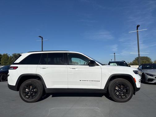 Bright White Clearcoat 2024 Jeep Grand Cherokee Altitude