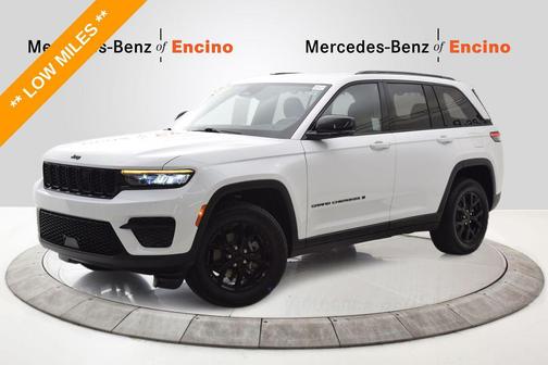Bright White Clearcoat 2024 Jeep Grand Cherokee Altitude