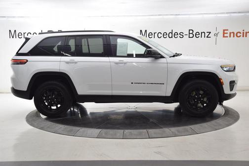 Bright White Clearcoat 2024 Jeep Grand Cherokee Altitude