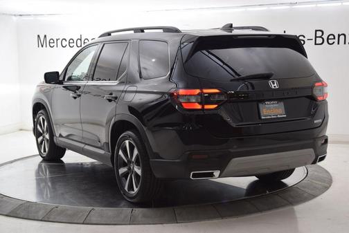 Crystal Black Pearl 2024 Honda Pilot Touring 8-Passenger