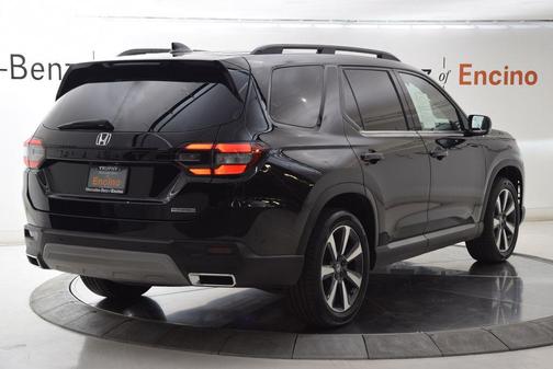 Crystal Black Pearl 2024 Honda Pilot Touring 8-Passenger