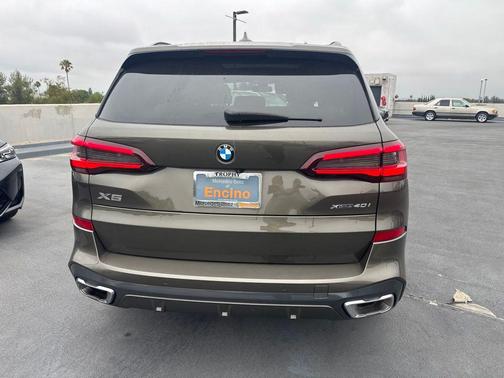 Manhattan Green Metallic 2023 BMW X5 xDrive40i