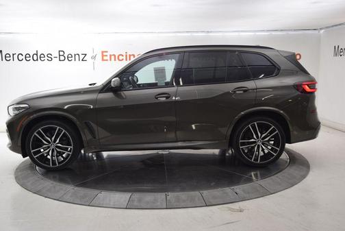 Manhattan Green Metallic 2023 BMW X5 xDrive40i