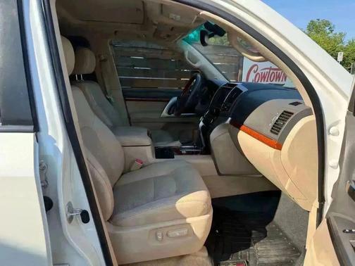 2014 Toyota Land Cruiser Base