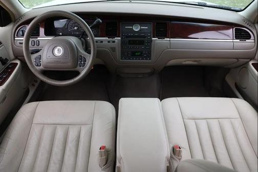 TAN 2004 Lincoln Town Car Signature