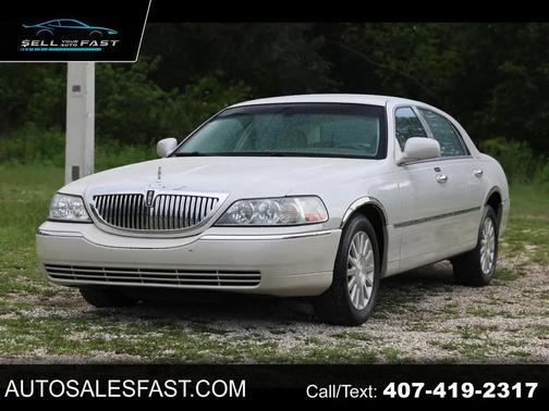TAN 2004 Lincoln Town Car Signature