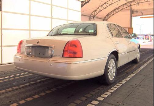 TAN 2004 Lincoln Town Car Signature