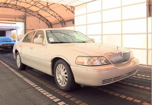 TAN 2004 Lincoln Town Car Signature