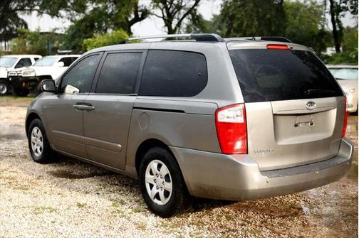 2010 Kia Sedona LX
