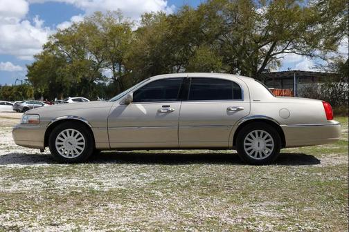 2005 Lincoln Town Car Signature
