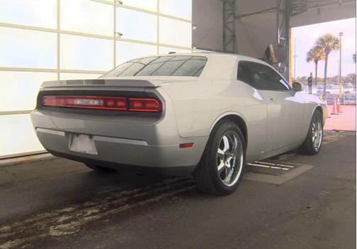 Bright Silver Metallic Clearcoat 2010 Dodge Challenger SE