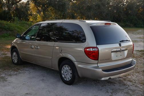 2006 Chrysler Town & Country Base