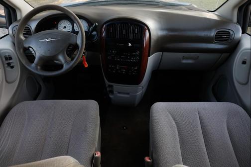 2006 Chrysler Town & Country Base