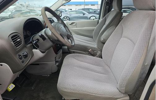 2006 Chrysler Town & Country Base