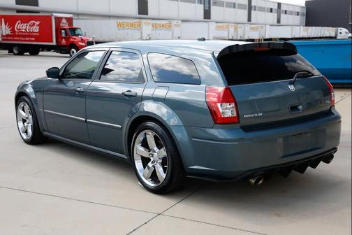 GREEN 2006 Dodge Magnum RT