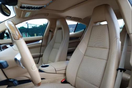 Basalt Black Metallic 2014 Porsche Panamera 4