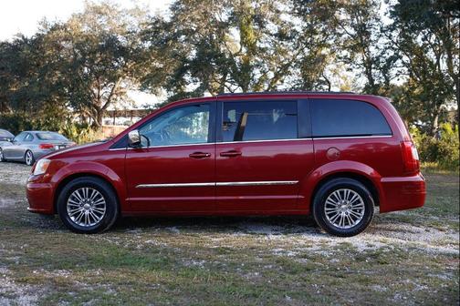 2014 Chrysler Town & Country Touring-L