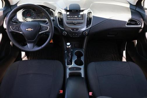 Summit White 2018 Chevrolet Cruze LT