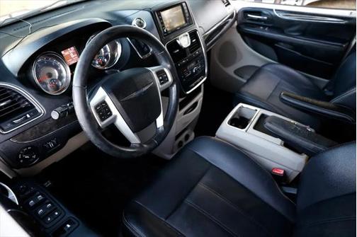 2016 Chrysler Town & Country Touring