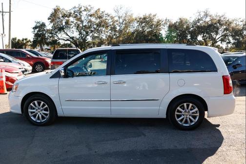 2015 Chrysler Town & Country Limited Platinum