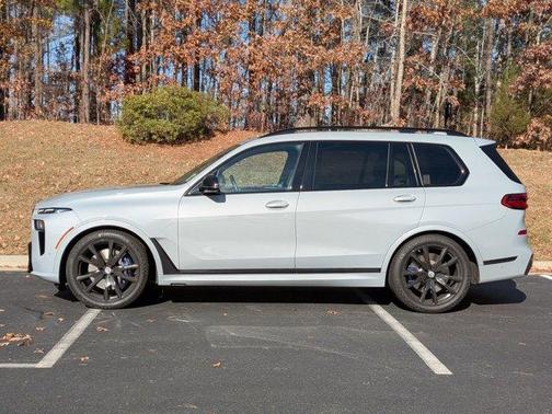 2023 BMW X7 M60i