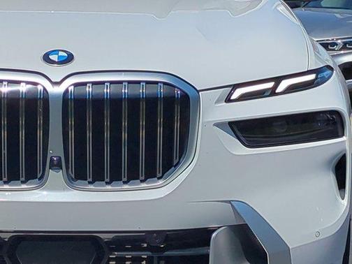 Mineral White Metallic 2023 BMW X7 xDrive40i