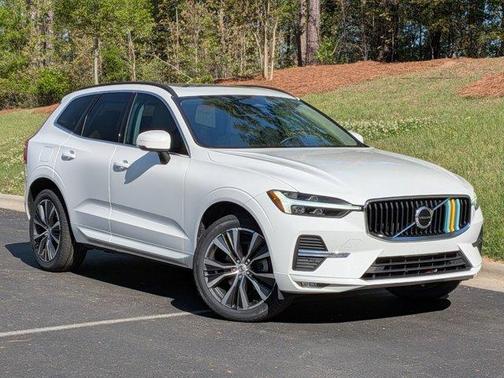 2022 Volvo XC60 B5 Momentum