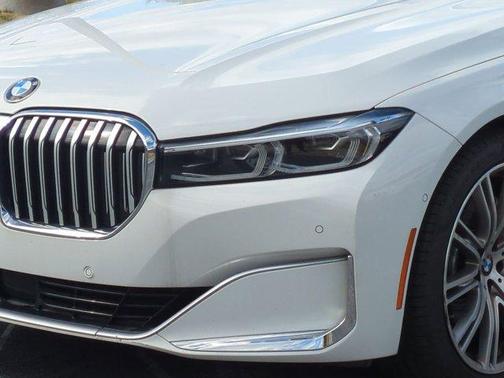 2022 BMW 740 i