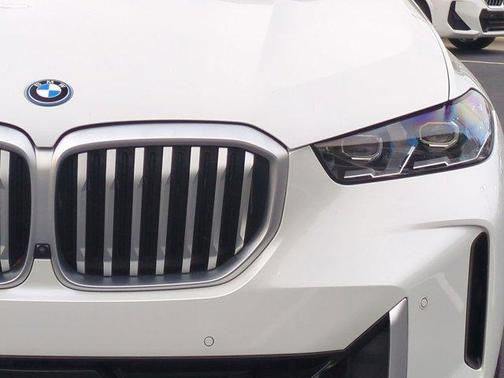 Mineral White Metallic 2024 BMW X5 PHEV xDrive50e