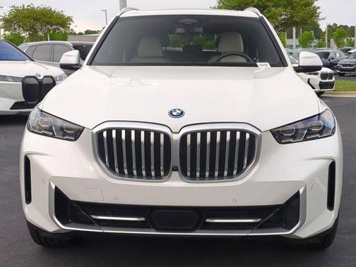 Mineral White Metallic 2024 BMW X5 PHEV xDrive50e