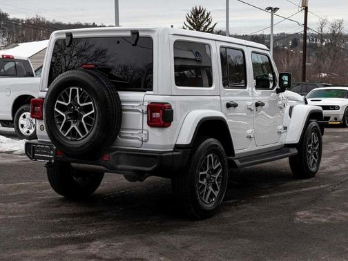 2025 Jeep Wrangler 4-Door Sahara 4x4