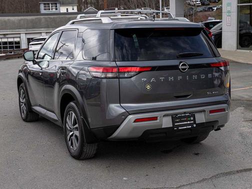 2023 Nissan Pathfinder SL 4WD