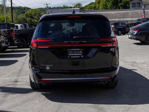 Diamond Black Crystal Pearlcoat 2027 Chrysler Pacifica L