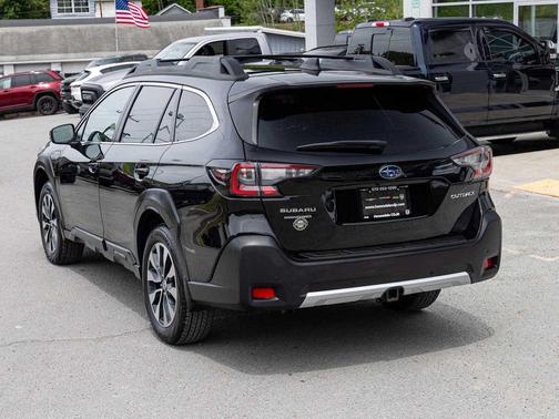 Crystal Black Silica 2025 Subaru Outback Limited