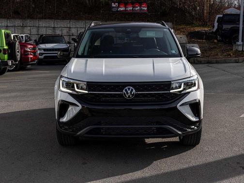 2024 Volkswagen Taos 1.5T SE Black