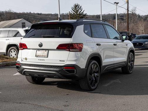 2024 Volkswagen Taos 1.5T SE Black