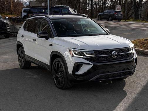 2024 Volkswagen Taos 1.5T SE Black