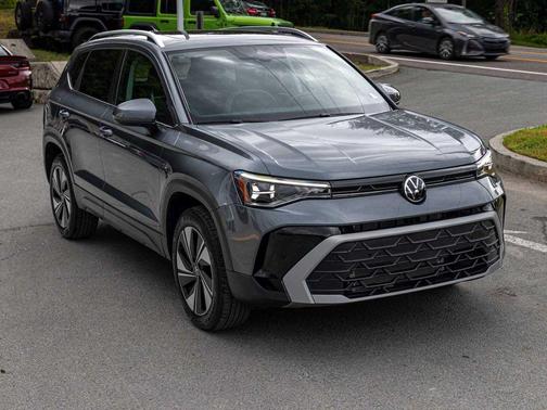 Platinum Gray Metallic 2025 Volkswagen Taos 1.5T SE